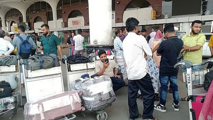 আন্তর্জাতিক বিমানবন্দরে যাত্রীসেবার এই হাল কেন?
