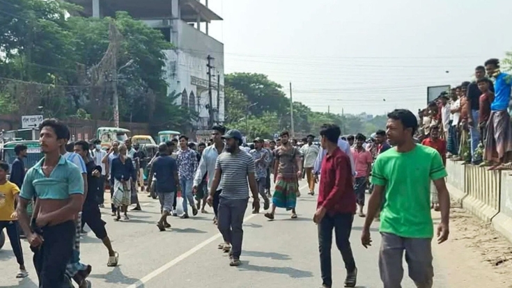 মোহাম্মদপুরে অটোরিকশাচালকদের সড়ক অবরোধ, তীব্র যানজটে ভোগান্তি