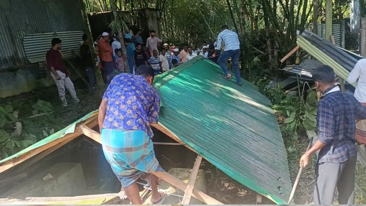 রাস্তা বন্ধ থাকায় ঘর ভেঙে মরদেহ নিয়ে গেলেন এলাকাবাসী