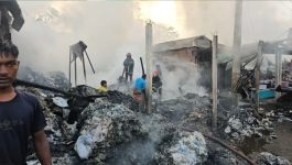 গাজীপুরে ভয়াবহ অগ্নিকাণ্ড, ঝুট গুদাম-মসজিদসহ পুড়ল ১০ দোকানপাট