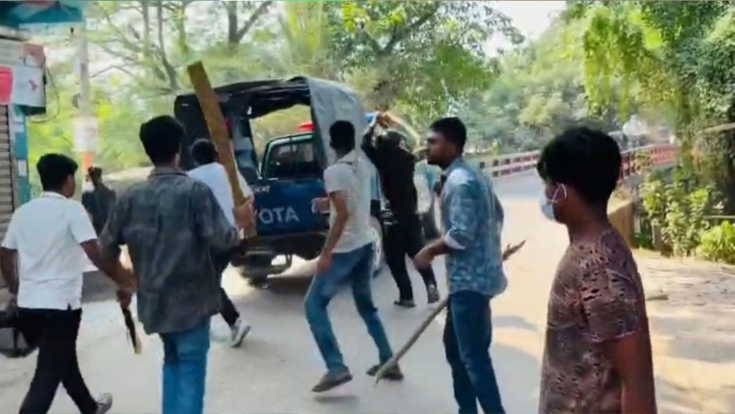‘জয় বাংলা’ স্লোগান দিয়ে পুলিশের ওপর হামলা, গোপালগঞ্জে আহত ২